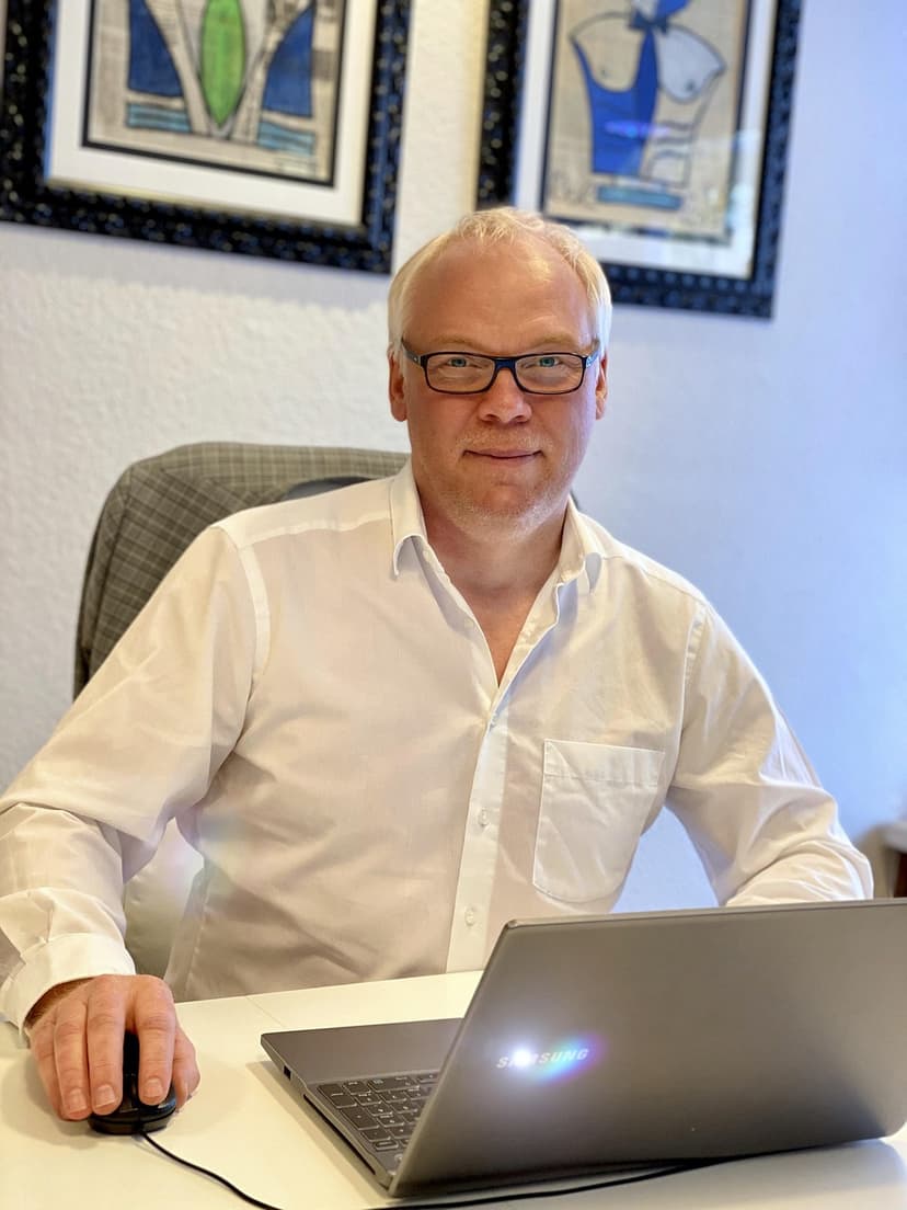 familia expat firmando documentos gestoria fuengirola